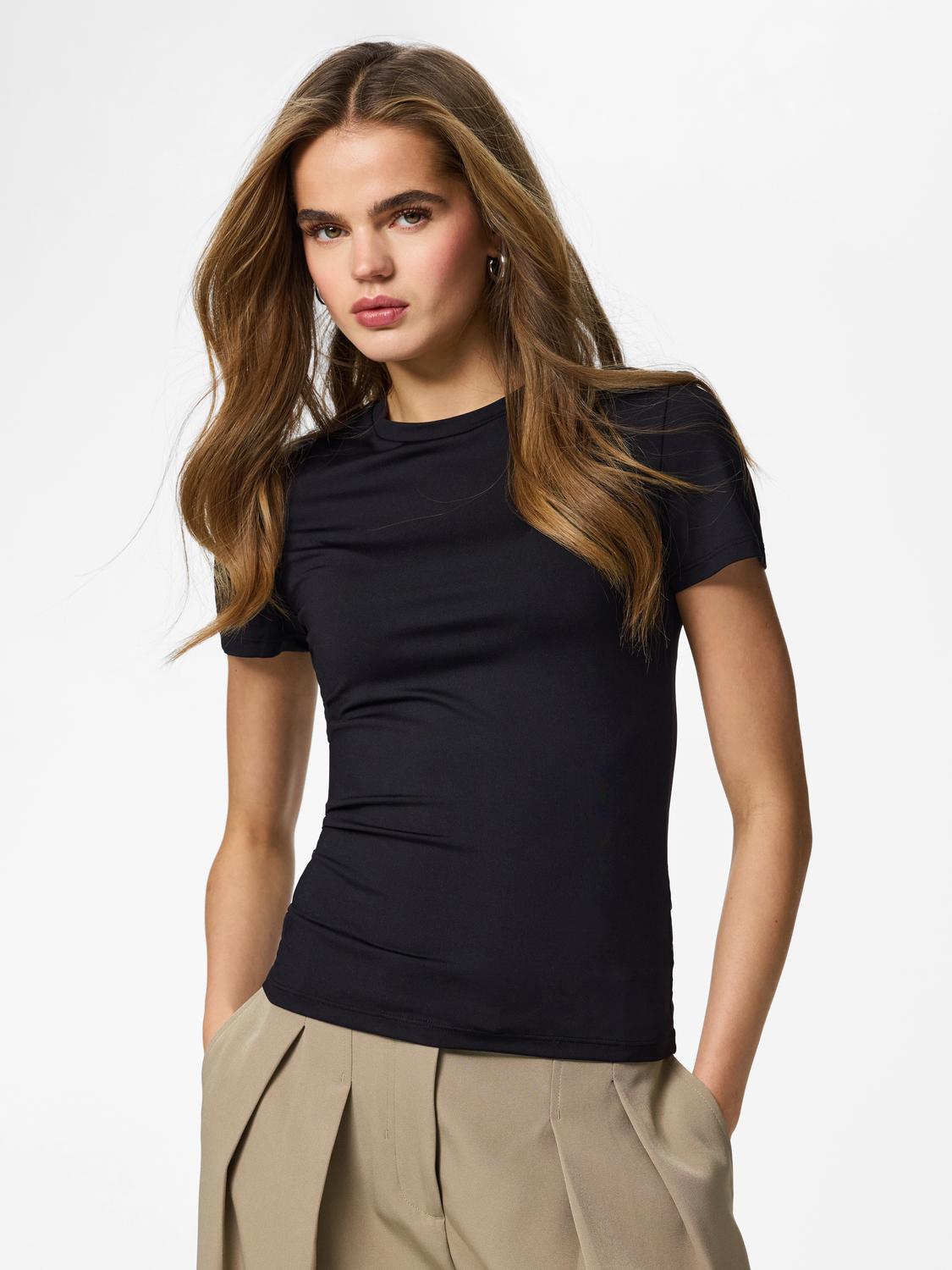 model_shot-front
